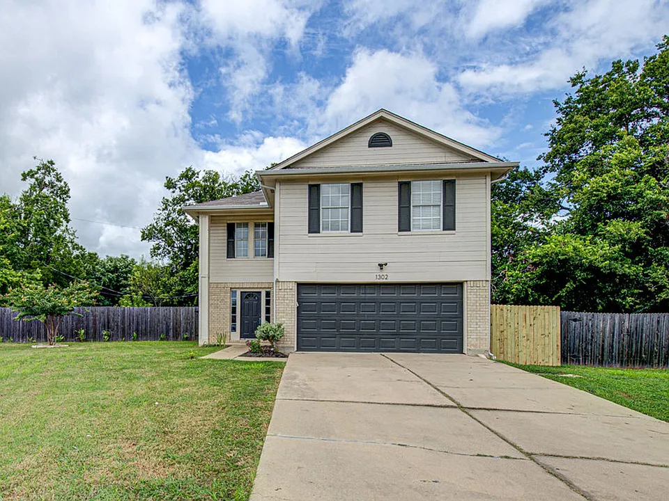 1302 Crete Ln