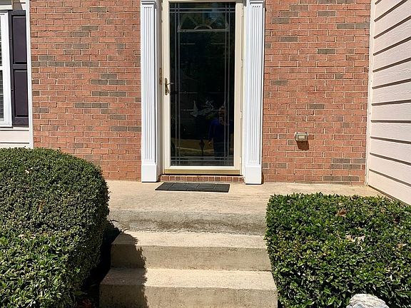 3rd image of 465 Concord Cir