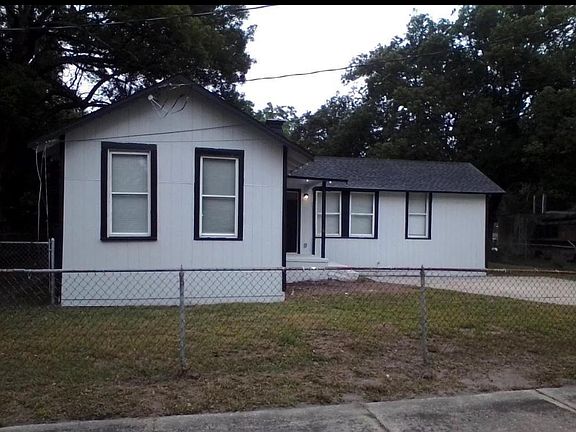 3rd image of 5727 Carver Cir
