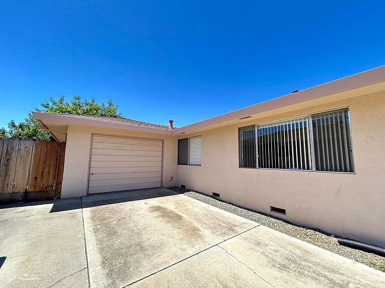 960 Suiter St — Photo 12
