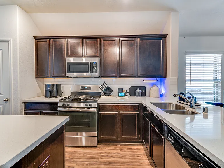 2445 Larimar Dr — Photo 10