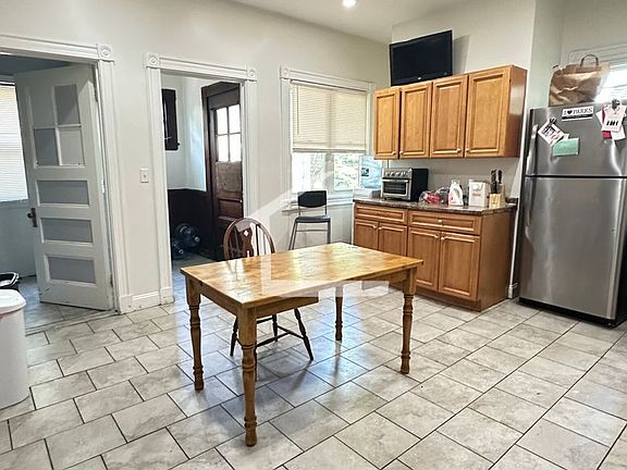4th image of 27 Orkney Rd #3