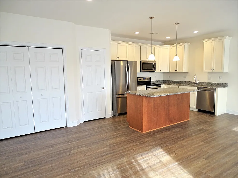 2 bed, 1070 sqft, $1,650 — Photo 2