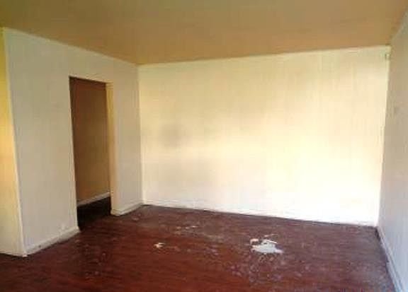 4th image of 1385 Balmoral Ave