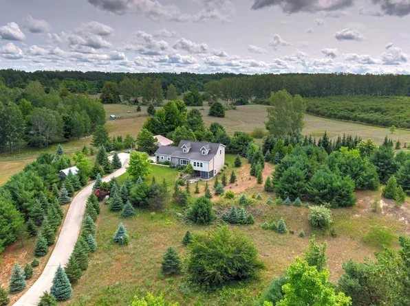 9950 E Jade Dr, Suttons Bay, MI 49682