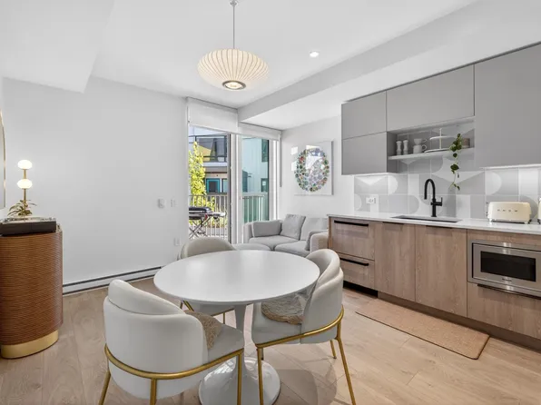 322 E 15th Ave #216, Vancouver, BC V5Y 1Y2