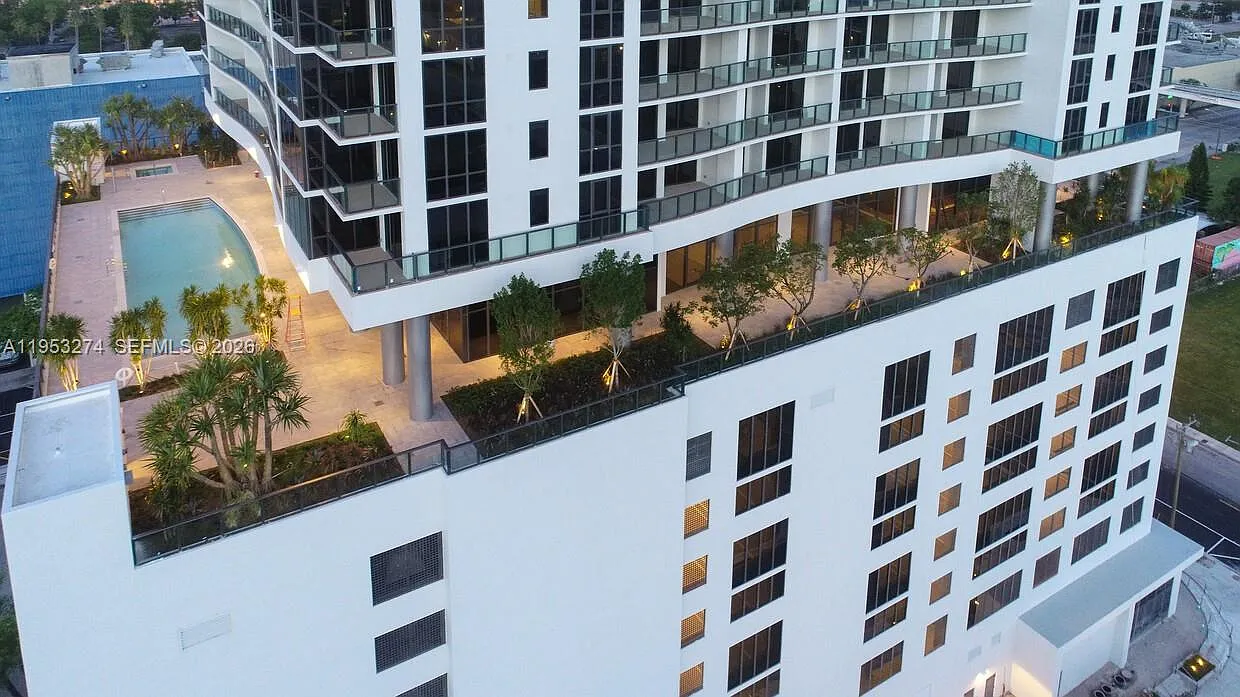 Canvas Condo — Photo 2