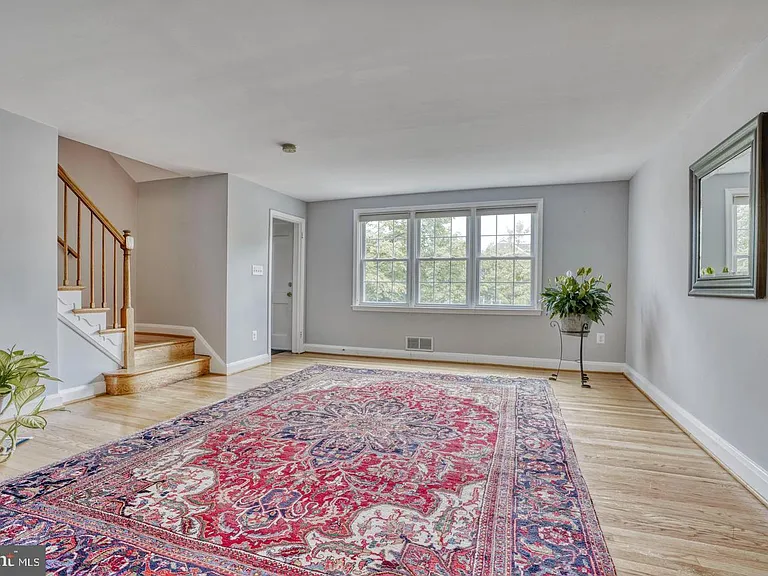 1570 Dellsway Rd — Photo 3