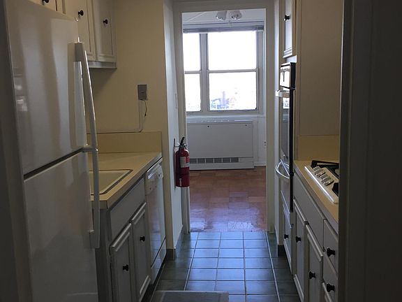 4th image of 28 Riverside Ave APT 11E