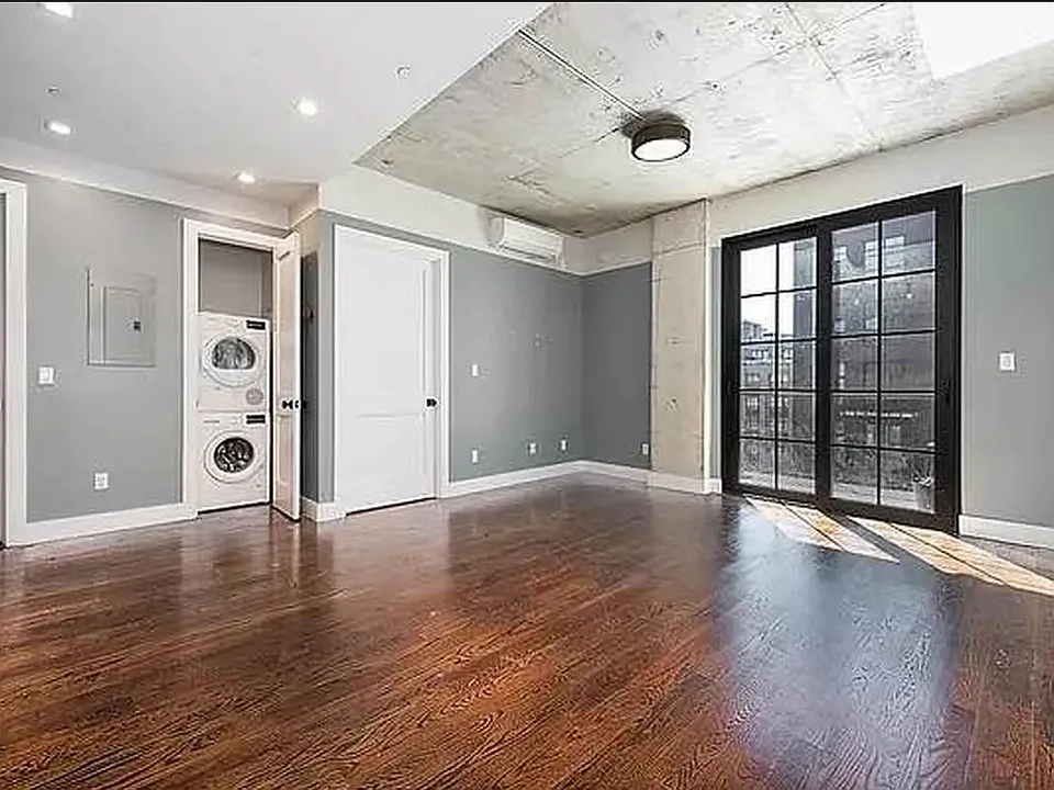 187 Kent Ave #702