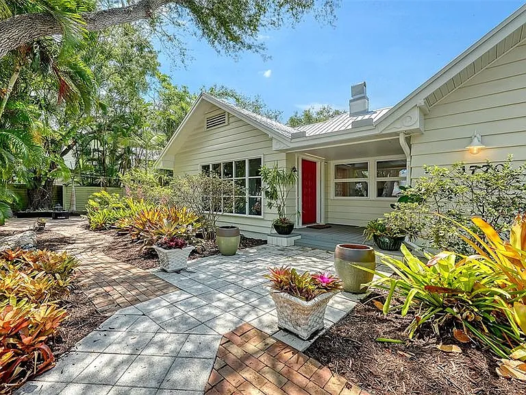 1770 S Oval Dr — Photo 2