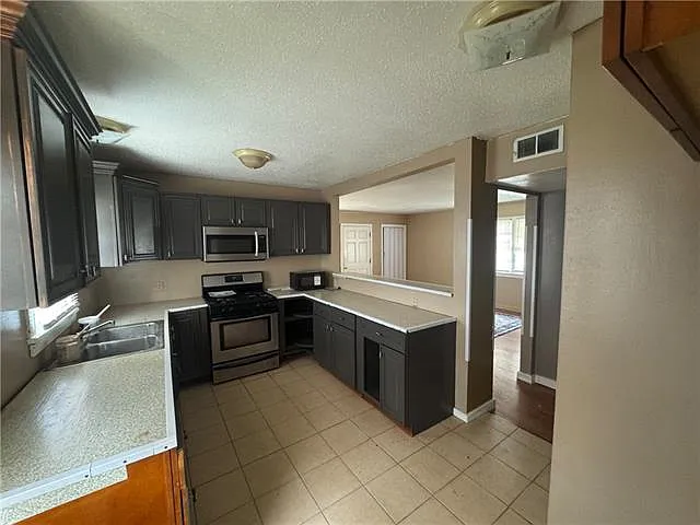 4011 Clematis St — Photo 2