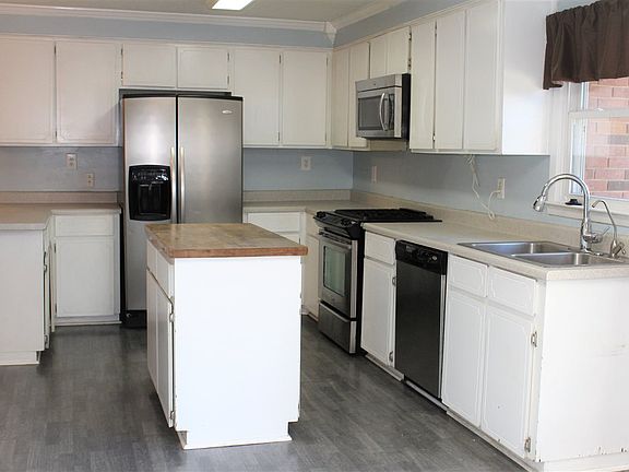 3rd image of 118 Deerwood Cir