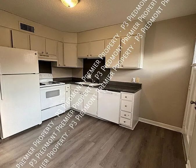 32 Forsyth St — Photo 2