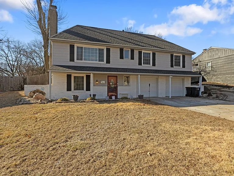 3314 NE Mohawk Ln — Photo 2