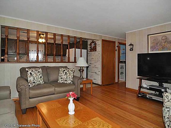 4th image of 80 Alden Dr