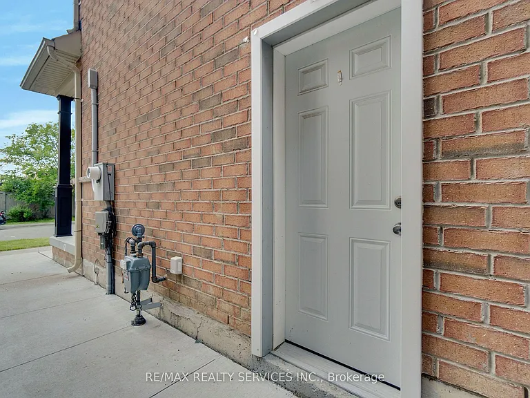 28 Manzanita Cres #BASEMENT — Photo 3