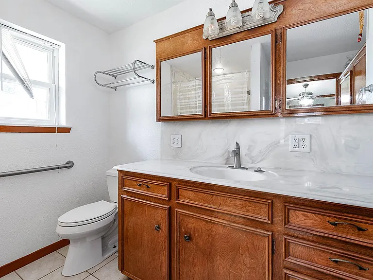 5813 Russell Ln — Photo 7