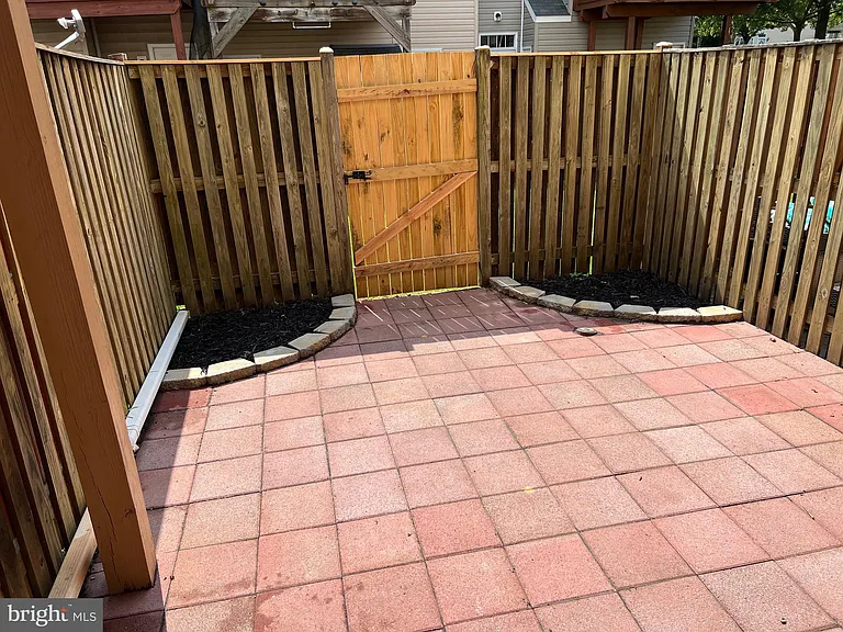 1031 Murdoch Ct — Photo 24