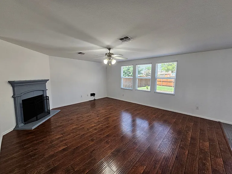 902 Fleming St — Photo 6