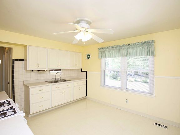 5th image of 475 Marechal Ln