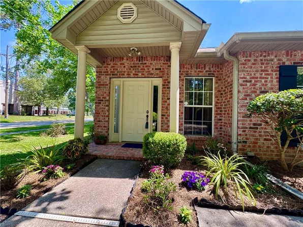 620 Village Ln N, Mandeville, LA 70471