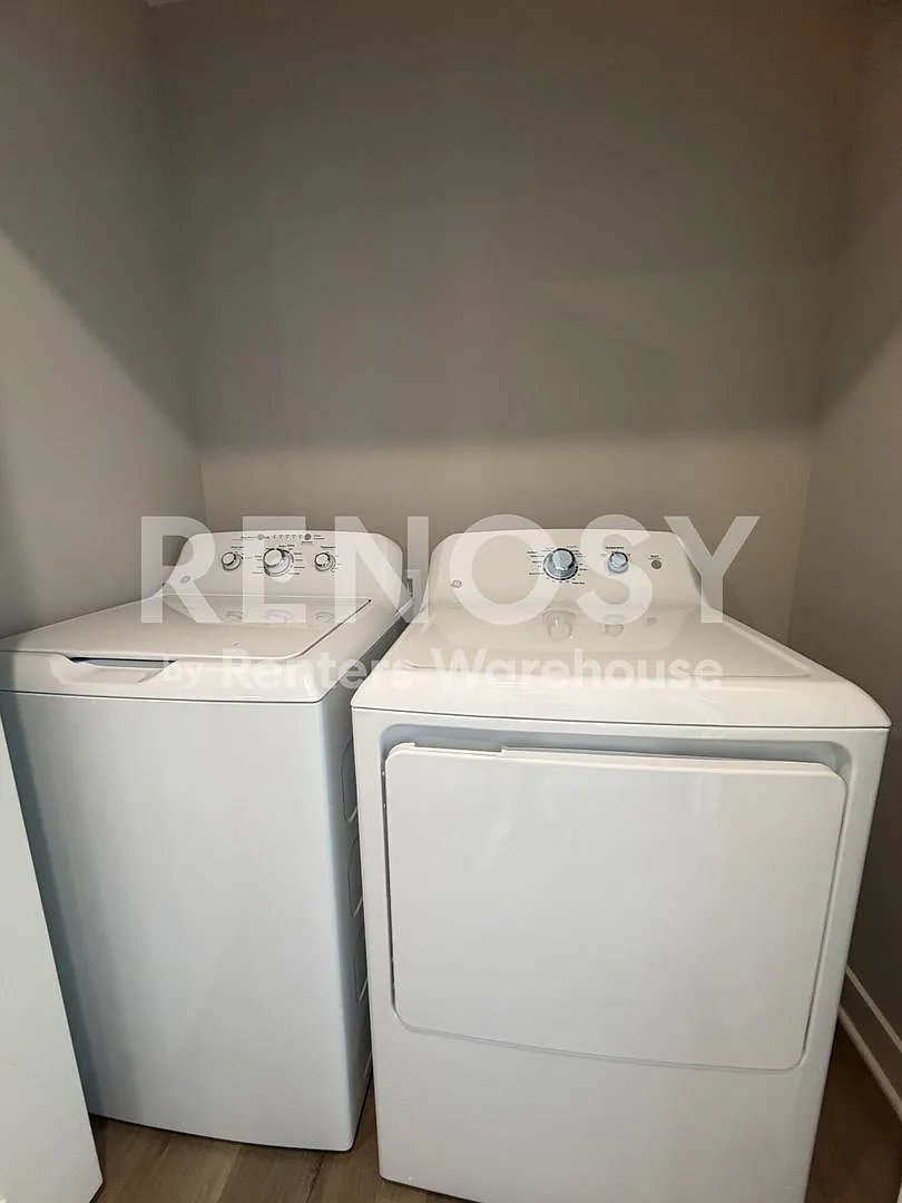 Available Now 4 Bedroom 2 Bath Townhome in St. Paul — Photo 4