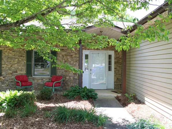 1112 Eaton Place Ct, Yadkinville, NC 27055
