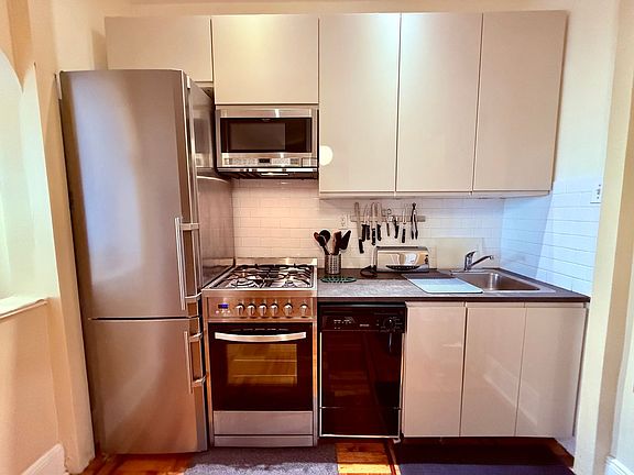 3rd image of 46 Saint Marks Pl APT 7A