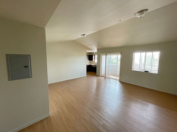3rd image of 2031-2035 5th St #204