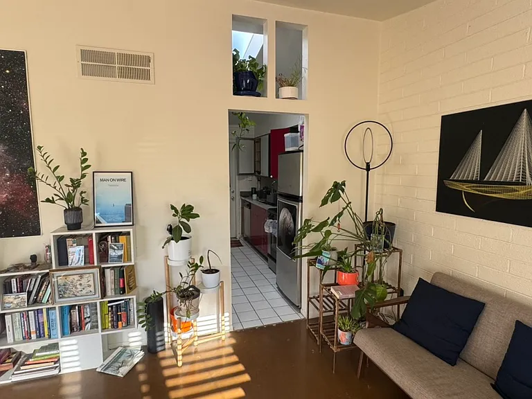 515 W 2nd St #101 — Photo 3