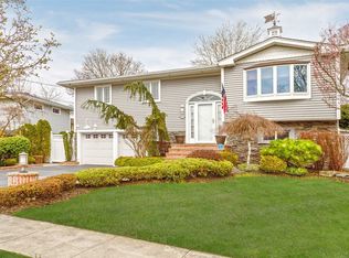 979 North Dr, Merrick, NY 11566