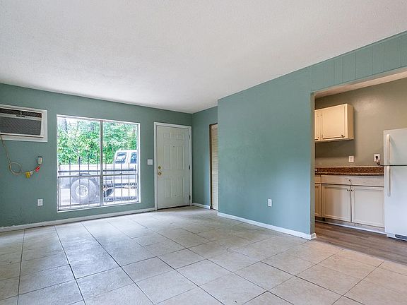 3rd image of 409 NE 11th St APT 2