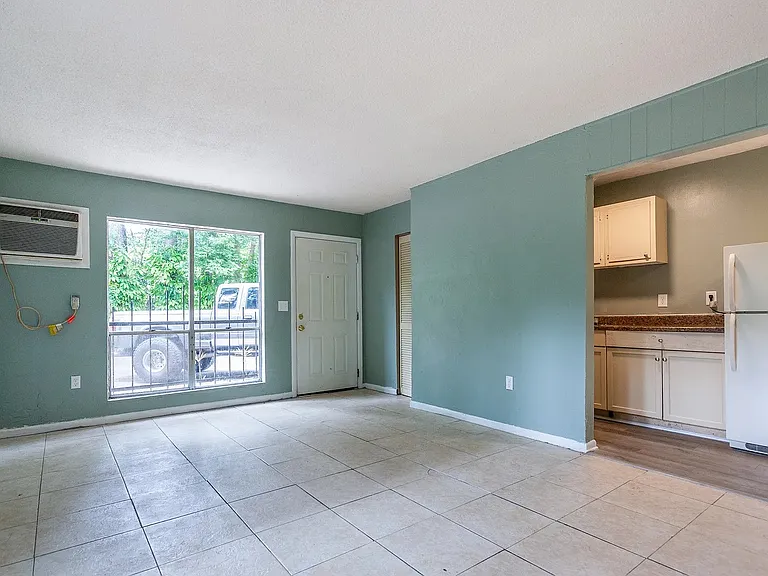 409 NE 11th St #2 — Photo 3