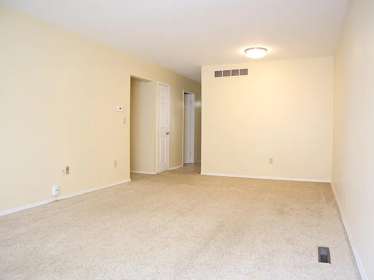 951 Barclay Ln — Photo 3