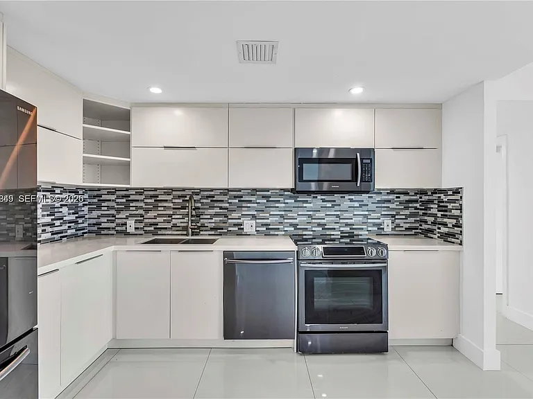 100 Bayview Dr #508 — Photo 3