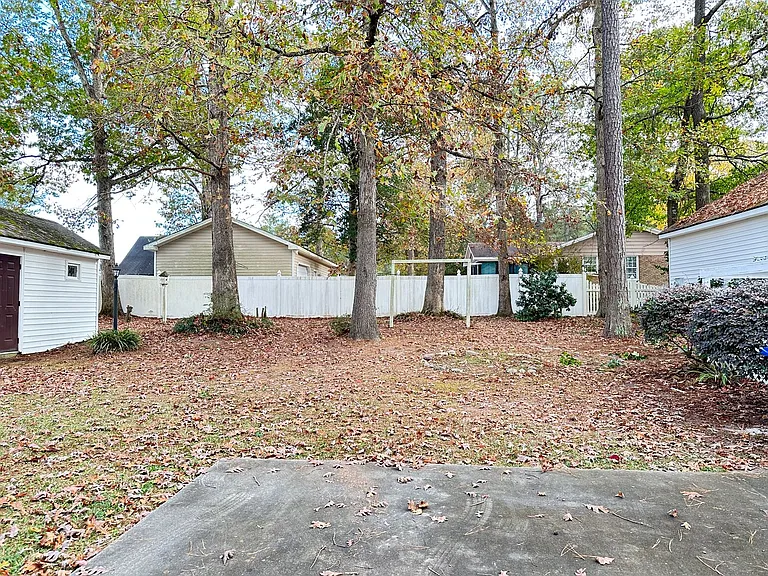 209 Oak Forest Dr — Photo 8