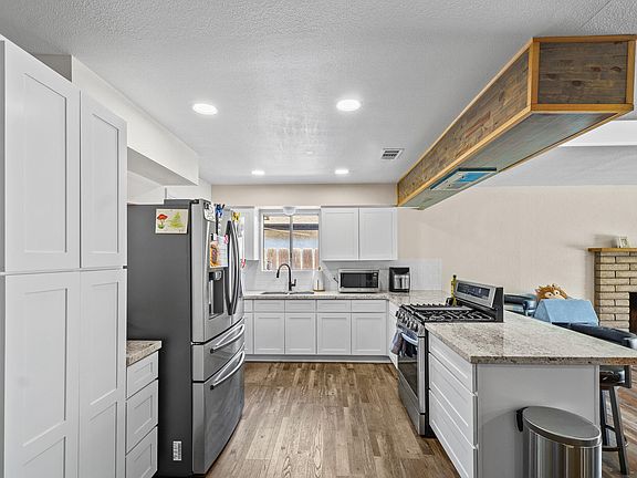 4th image of 1076 N Beverly Street