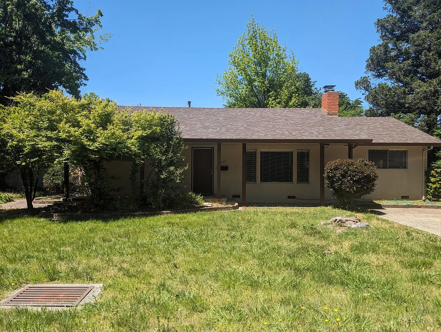 3 Bedroom House Near Shopping and Schools — Photo 1