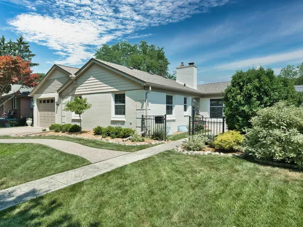 1038 Hawthorne Rd, Grosse Pointe Woods, MI 48236