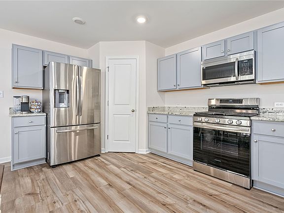 5th image of 512 Yellowstone Dr