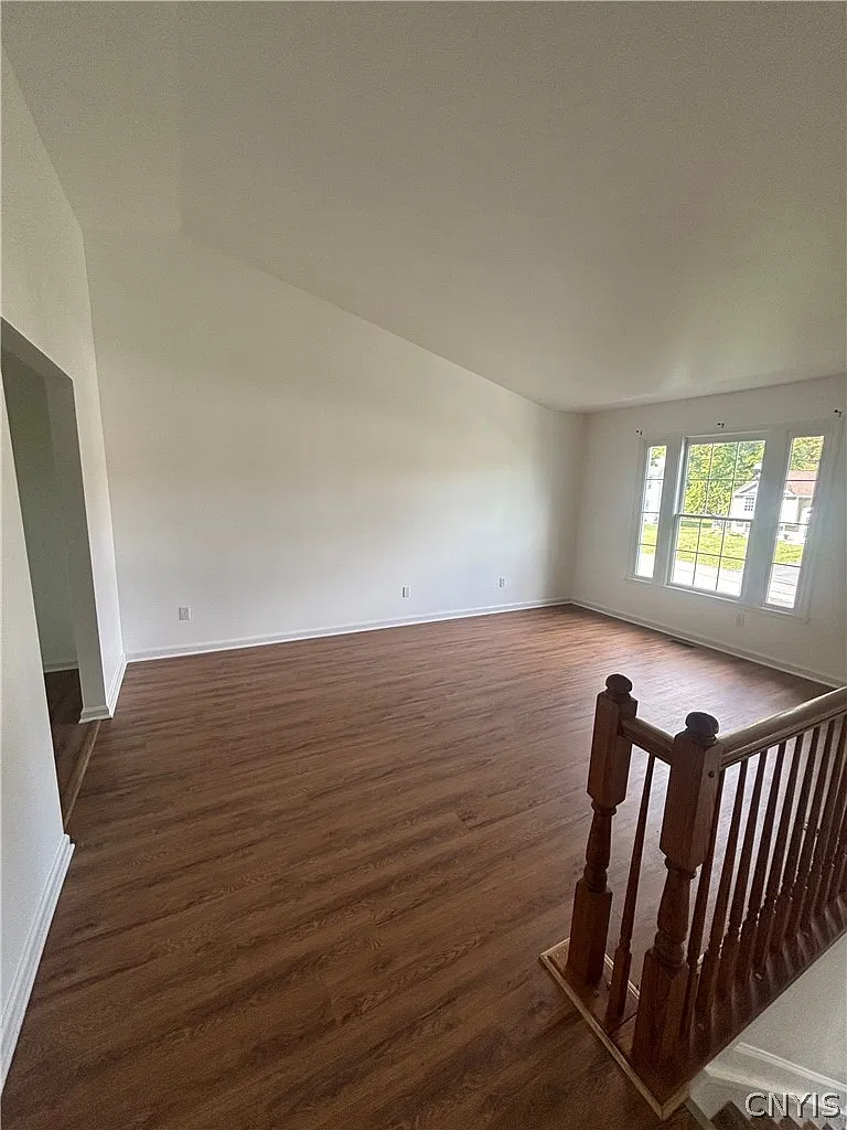 3 bed, 2.0 bath, 1376 sqft, $2,500 — Photo 3