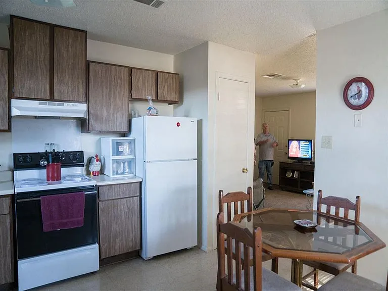 Burton Place Apts — Photo 9