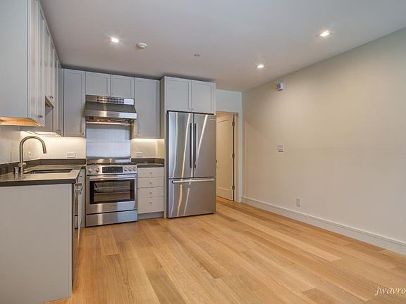 4th image of 252A 10th Ave