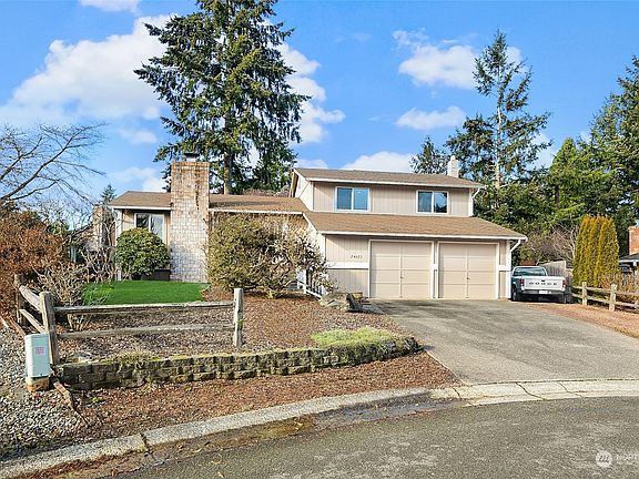 Great parking space and room for RV or Boat.>