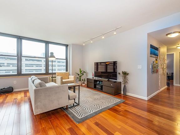 4th image of 102 Christopher Columbus Dr APT 401
