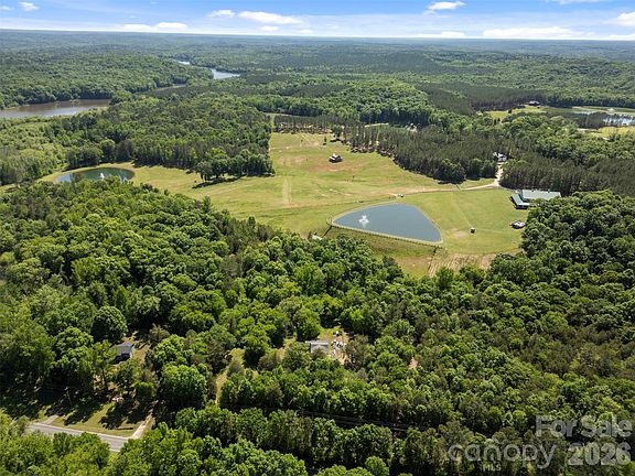 4th image of 911 Center Rd