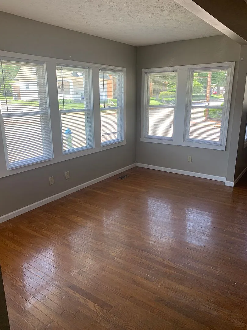 Available August 2027 5 Bedroom 3 Bathrooms House Downtown — Photo 3