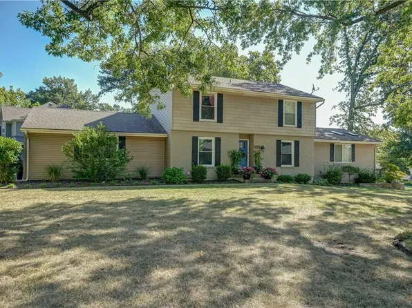 105 Cherokee Ln, Lake Winnebago, MO 64034