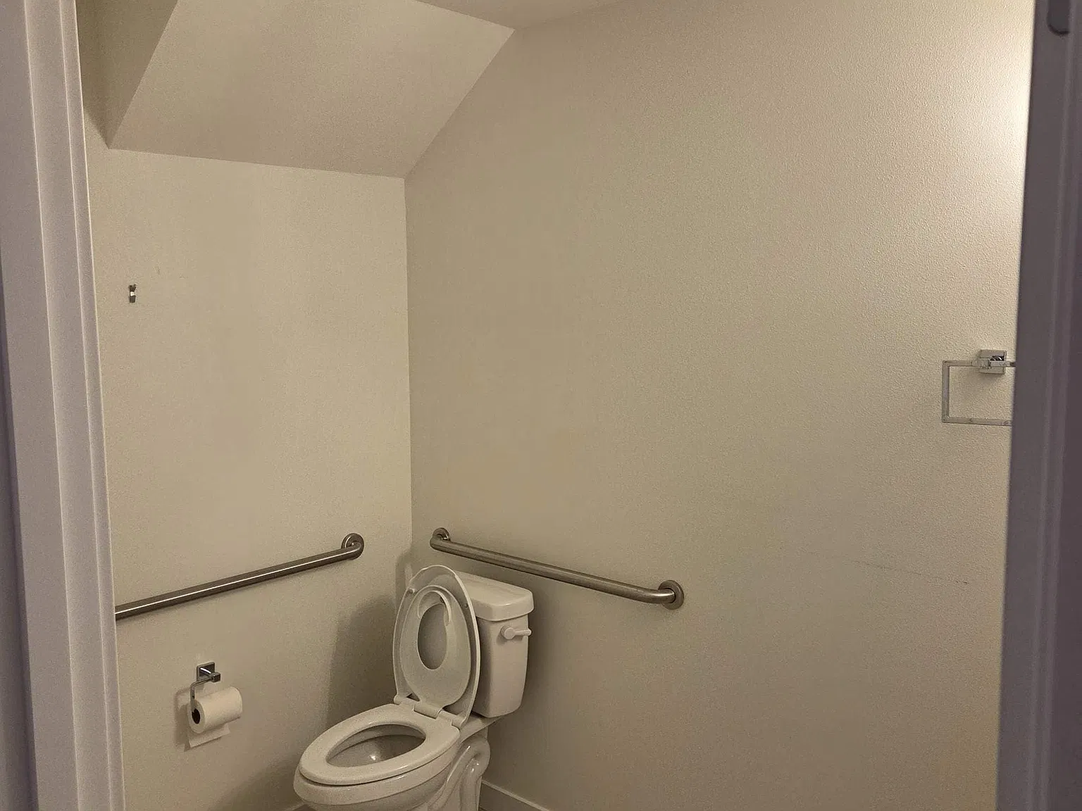 3 bed, 2.5 bath, 2140 sqft, $3,950 — Photo 2